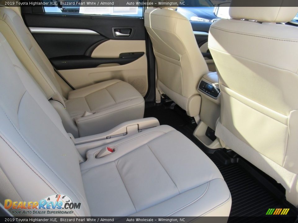 2019 Toyota Highlander XLE Blizzard Pearl White / Almond Photo #14