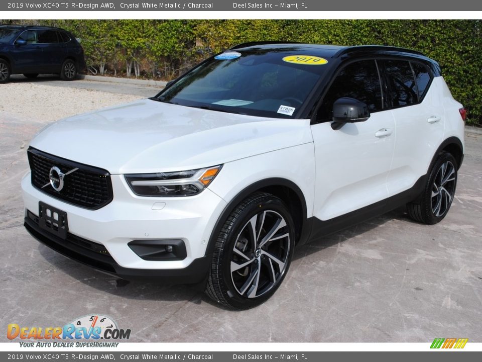 Front 3/4 View of 2019 Volvo XC40 T5 R-Design AWD Photo #4