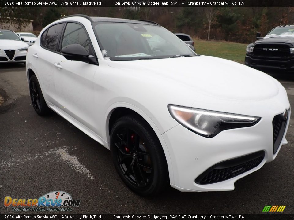 Front 3/4 View of 2020 Alfa Romeo Stelvio AWD Photo #8