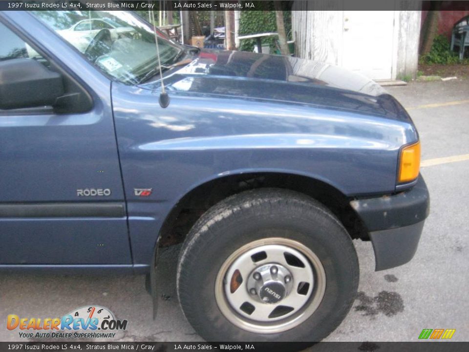 1997 Isuzu Rodeo LS 4x4 Stratus Blue Mica / Gray Photo #16