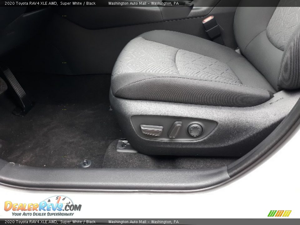2020 Toyota RAV4 XLE AWD Super White / Black Photo #24