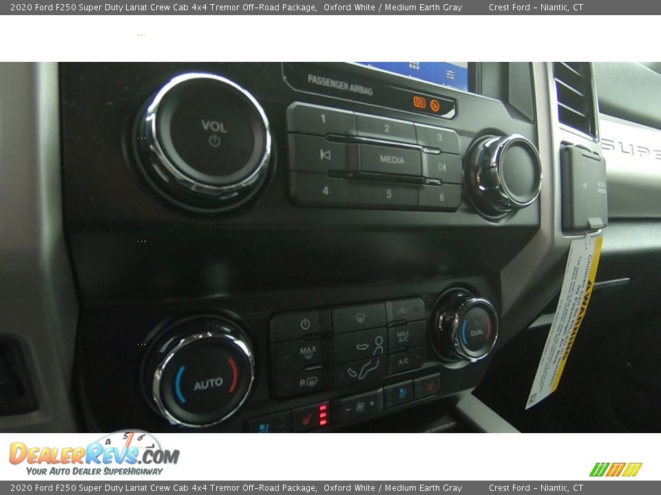 2020 Ford F250 Super Duty Lariat Crew Cab 4x4 Tremor Off-Road Package Oxford White / Medium Earth Gray Photo #15