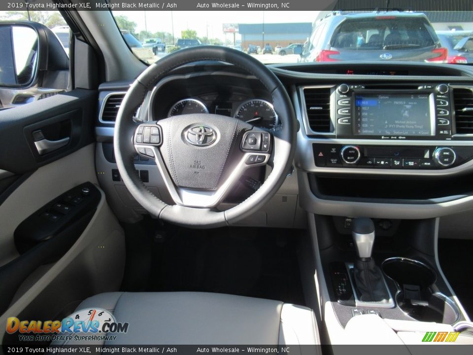 2019 Toyota Highlander XLE Midnight Black Metallic / Ash Photo #15