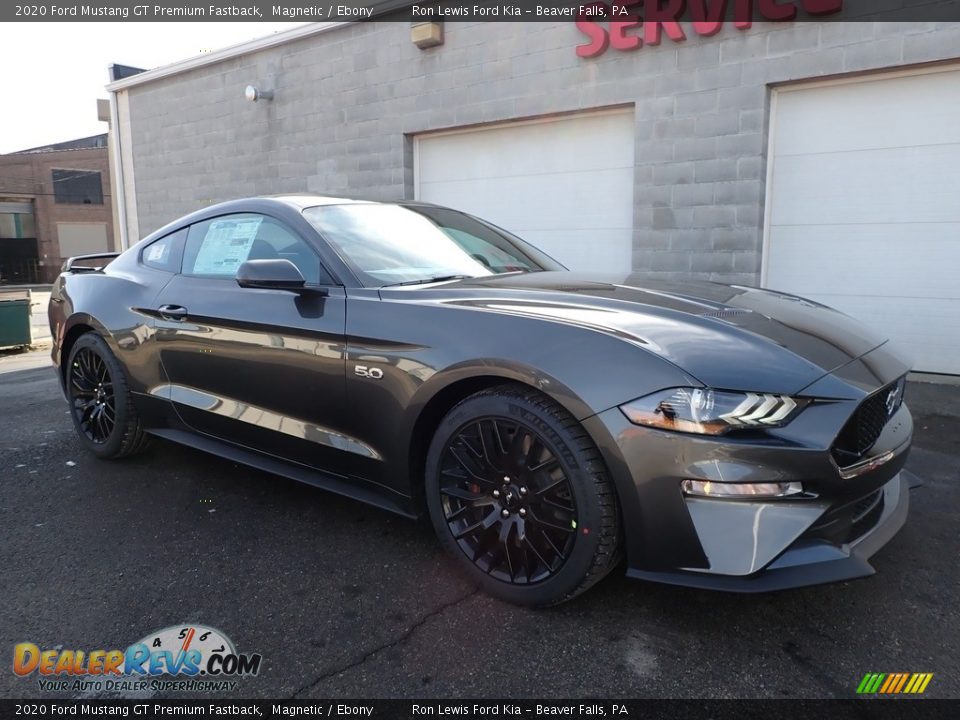 Front 3/4 View of 2020 Ford Mustang GT Premium Fastback Photo #9