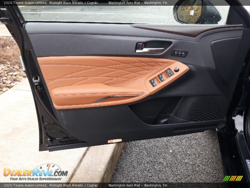 Door Panel of 2020 Toyota Avalon Limited Photo #26