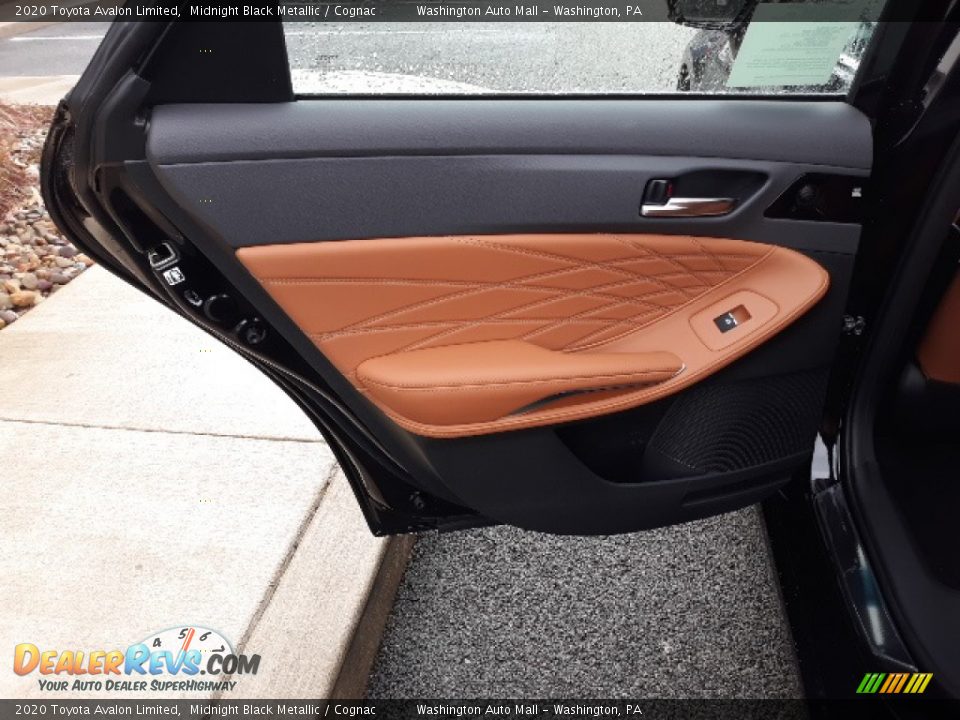 Door Panel of 2020 Toyota Avalon Limited Photo #32