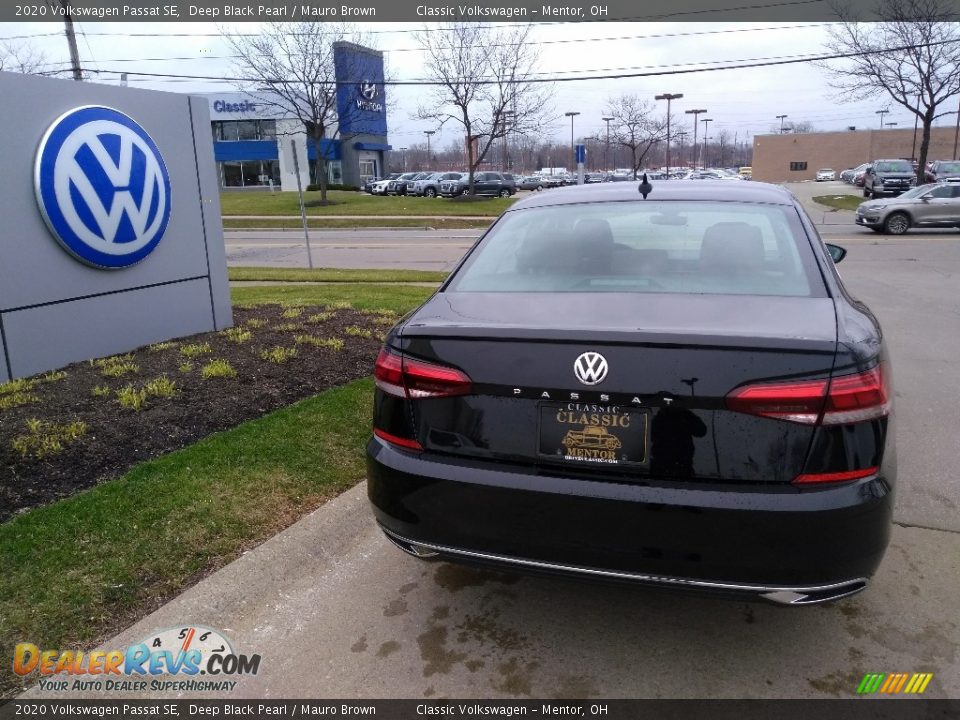 2020 Volkswagen Passat SE Deep Black Pearl / Mauro Brown Photo #3