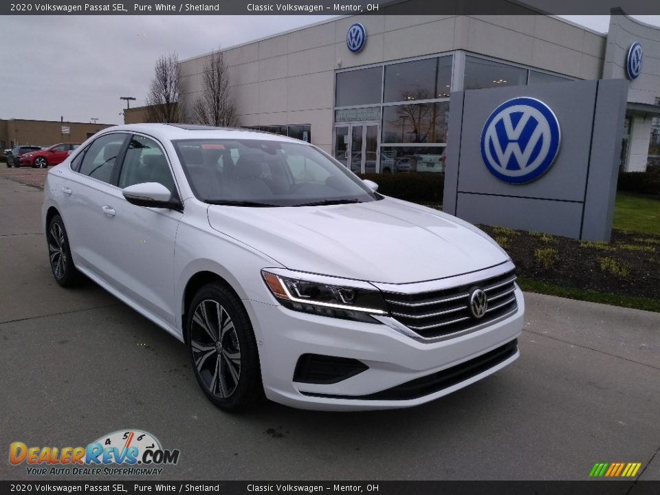 Front 3/4 View of 2020 Volkswagen Passat SEL Photo #2
