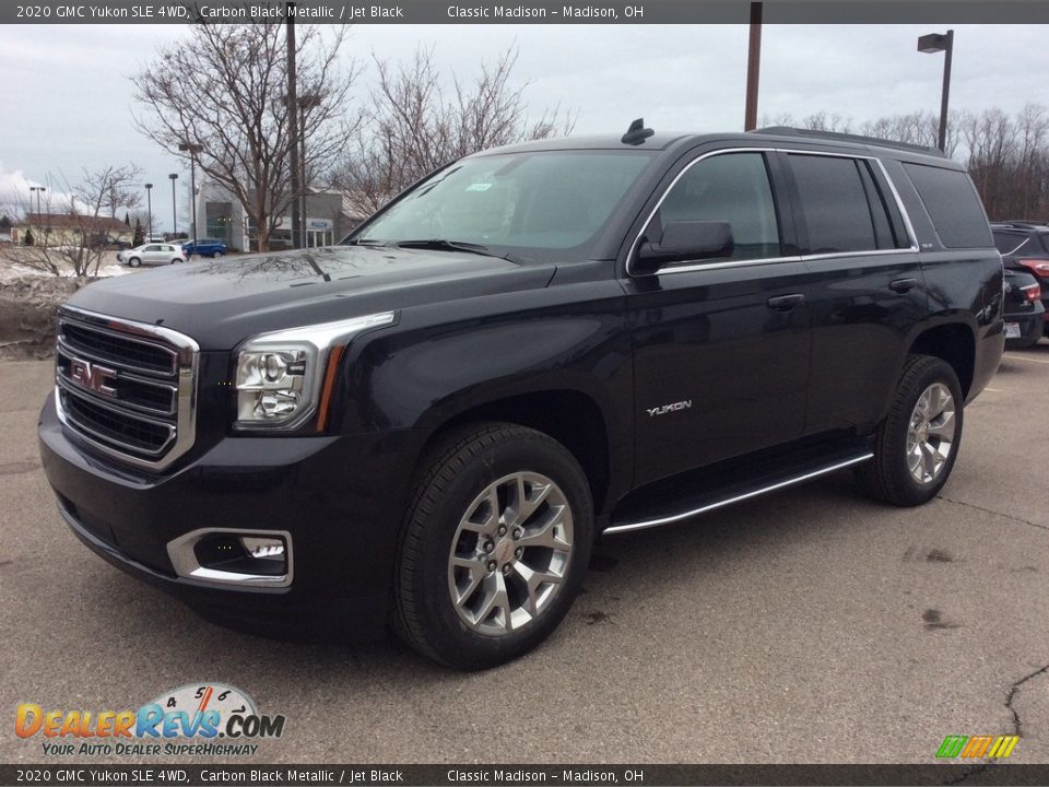 Front 3/4 View of 2020 GMC Yukon SLE 4WD Photo #5