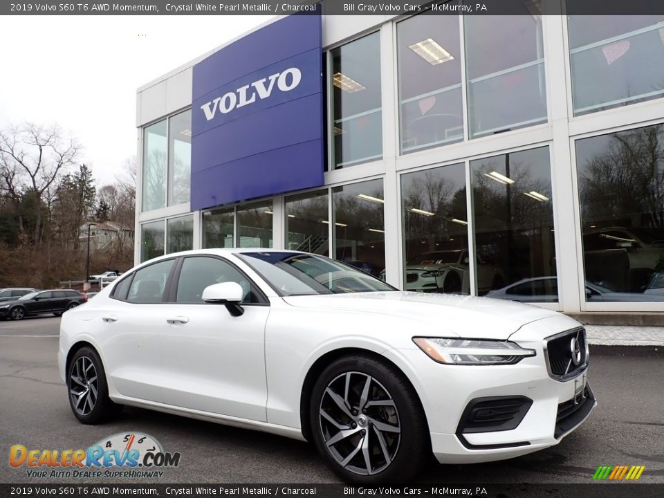 Front 3/4 View of 2019 Volvo S60 T6 AWD Momentum Photo #1