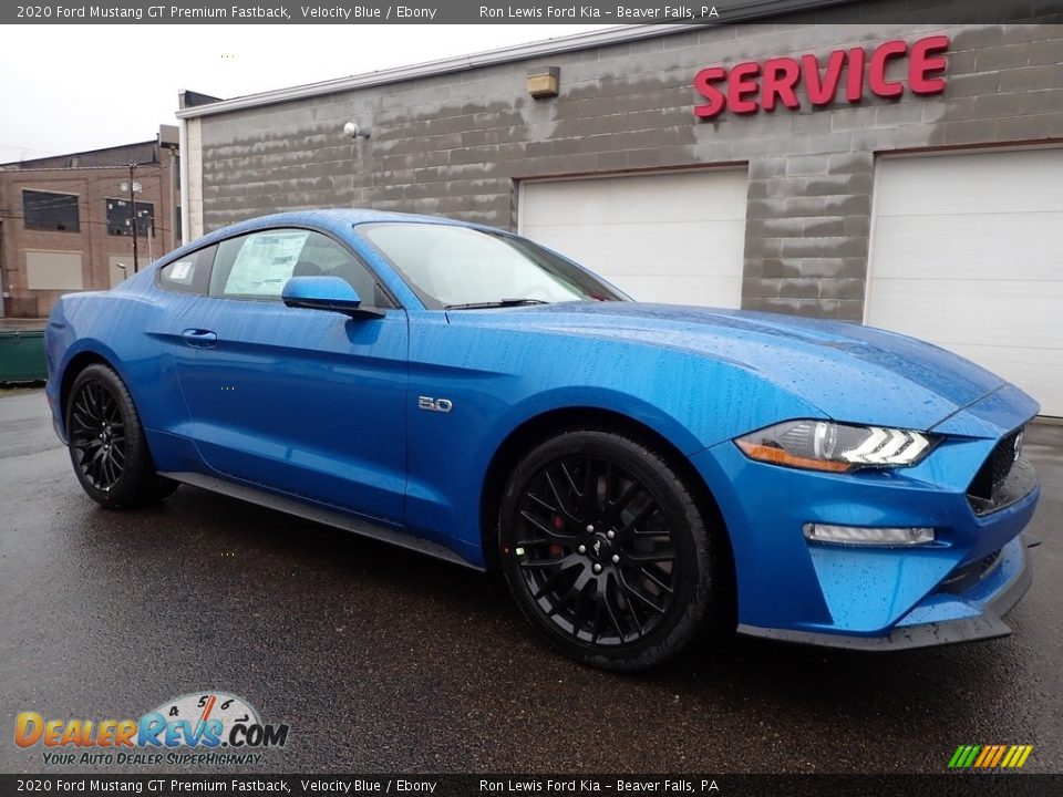 Front 3/4 View of 2020 Ford Mustang GT Premium Fastback Photo #9