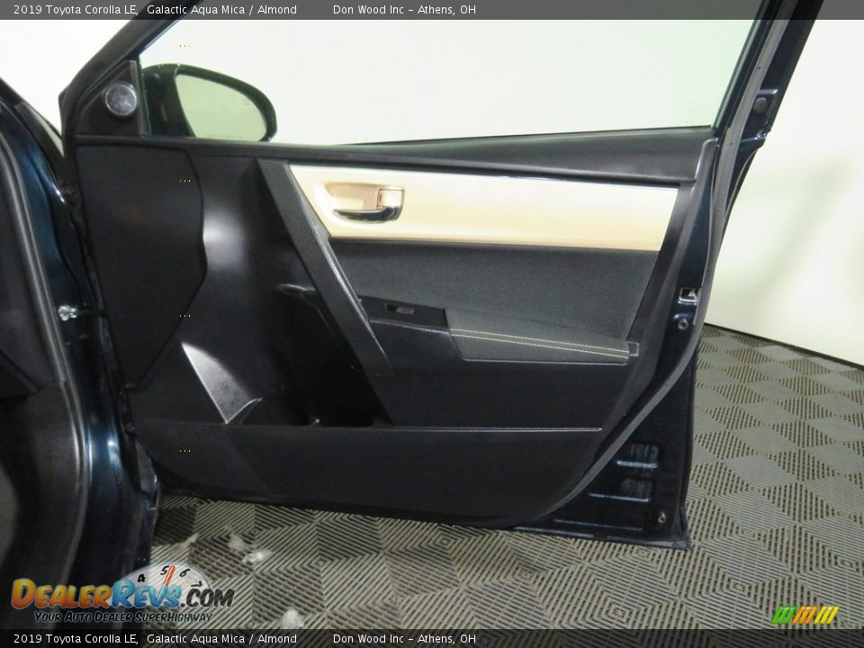 2019 Toyota Corolla LE Galactic Aqua Mica / Almond Photo #24