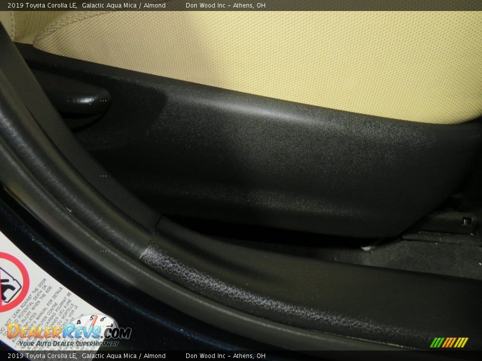 2019 Toyota Corolla LE Galactic Aqua Mica / Almond Photo #25