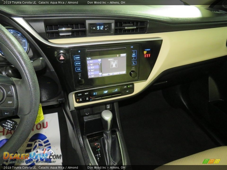 2019 Toyota Corolla LE Galactic Aqua Mica / Almond Photo #32