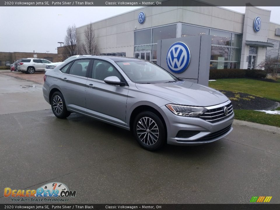 Front 3/4 View of 2020 Volkswagen Jetta SE Photo #2