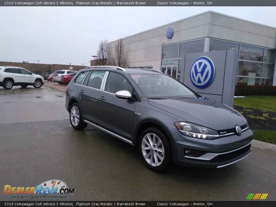 Front 3/4 View of 2019 Volkswagen Golf Alltrack S 4Motion Photo #2