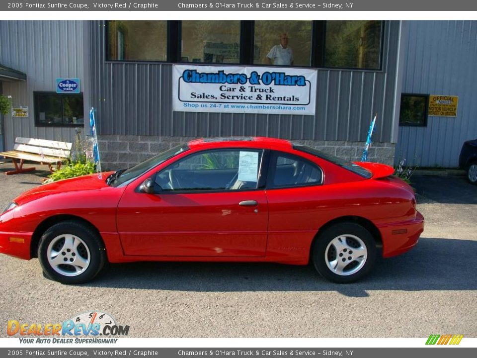 2005 Pontiac Sunfire Coupe Victory Red / Graphite Photo #2