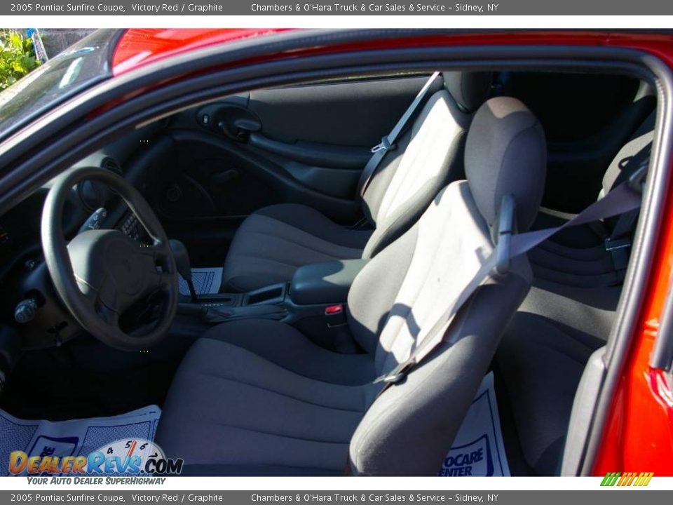 2005 Pontiac Sunfire Coupe Victory Red / Graphite Photo #3