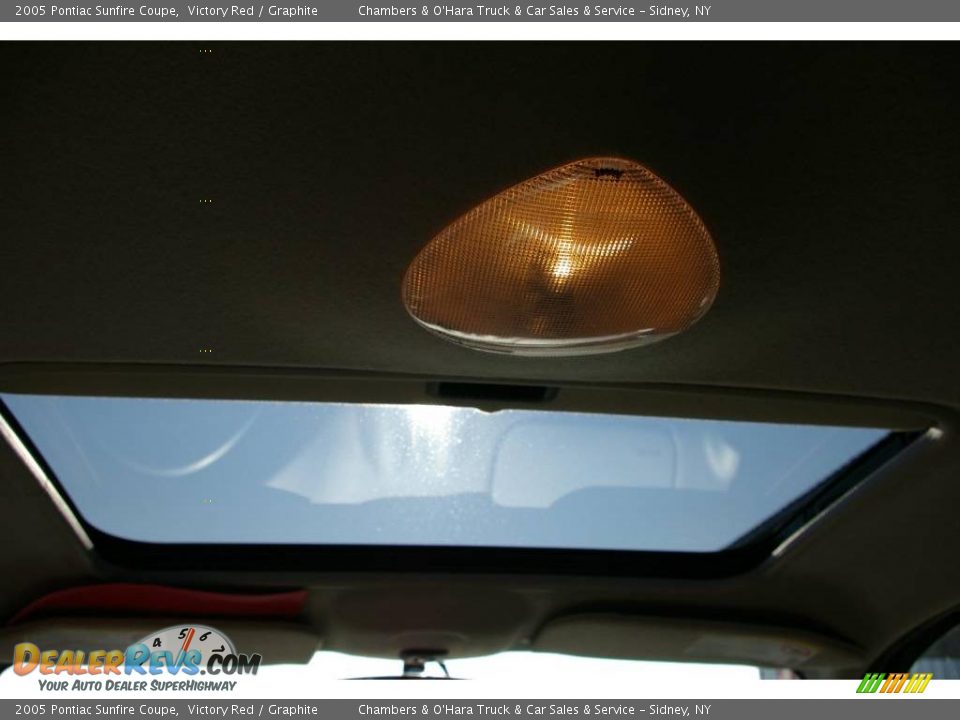 2005 Pontiac Sunfire Coupe Victory Red / Graphite Photo #7
