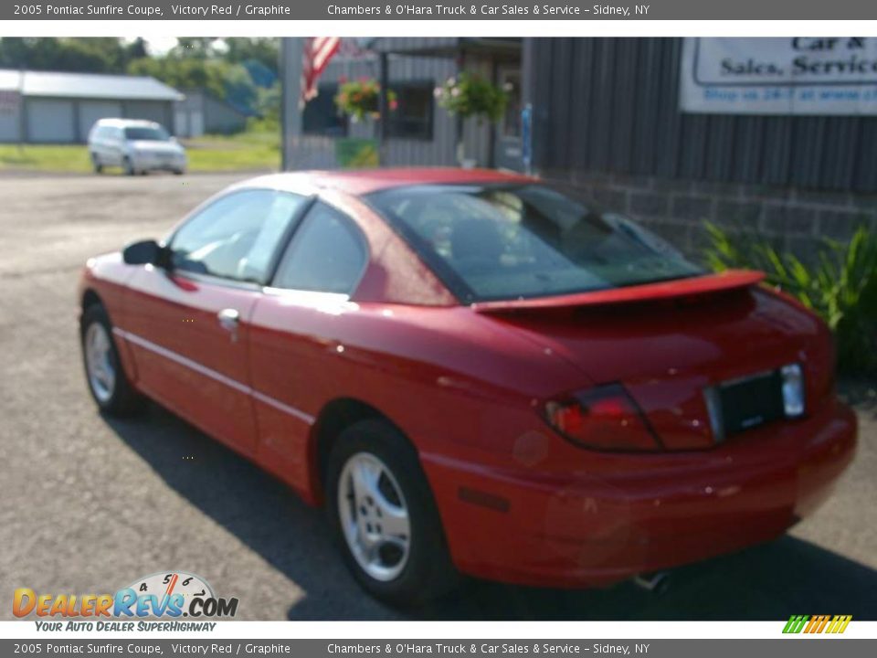 2005 Pontiac Sunfire Coupe Victory Red / Graphite Photo #8