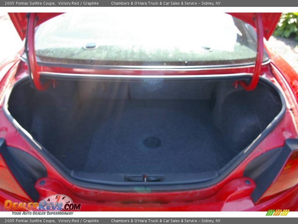 2005 Pontiac Sunfire Coupe Victory Red / Graphite Photo #9