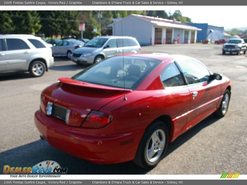 2005 Pontiac Sunfire Coupe Victory Red / Graphite Photo #10