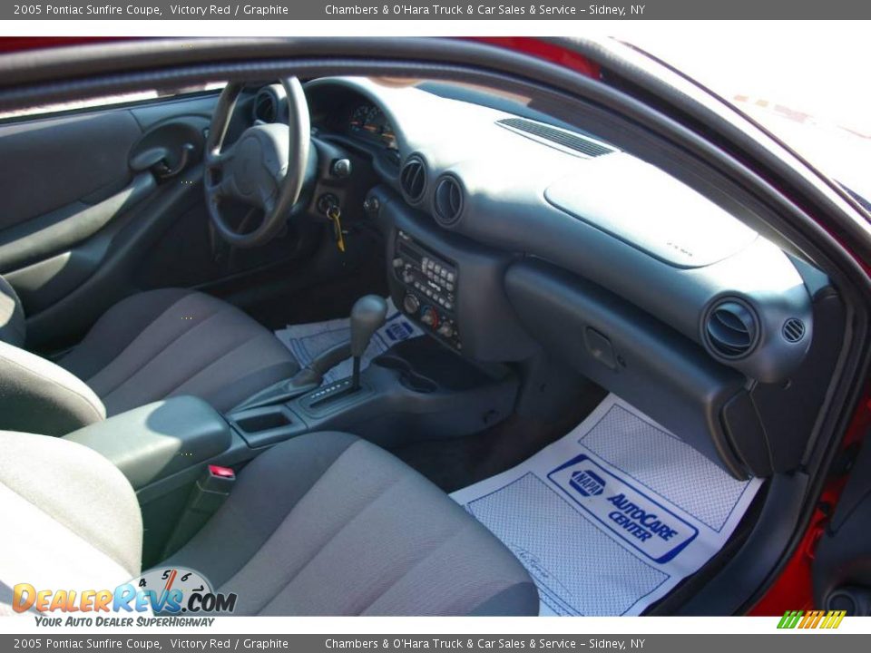 2005 Pontiac Sunfire Coupe Victory Red / Graphite Photo #11