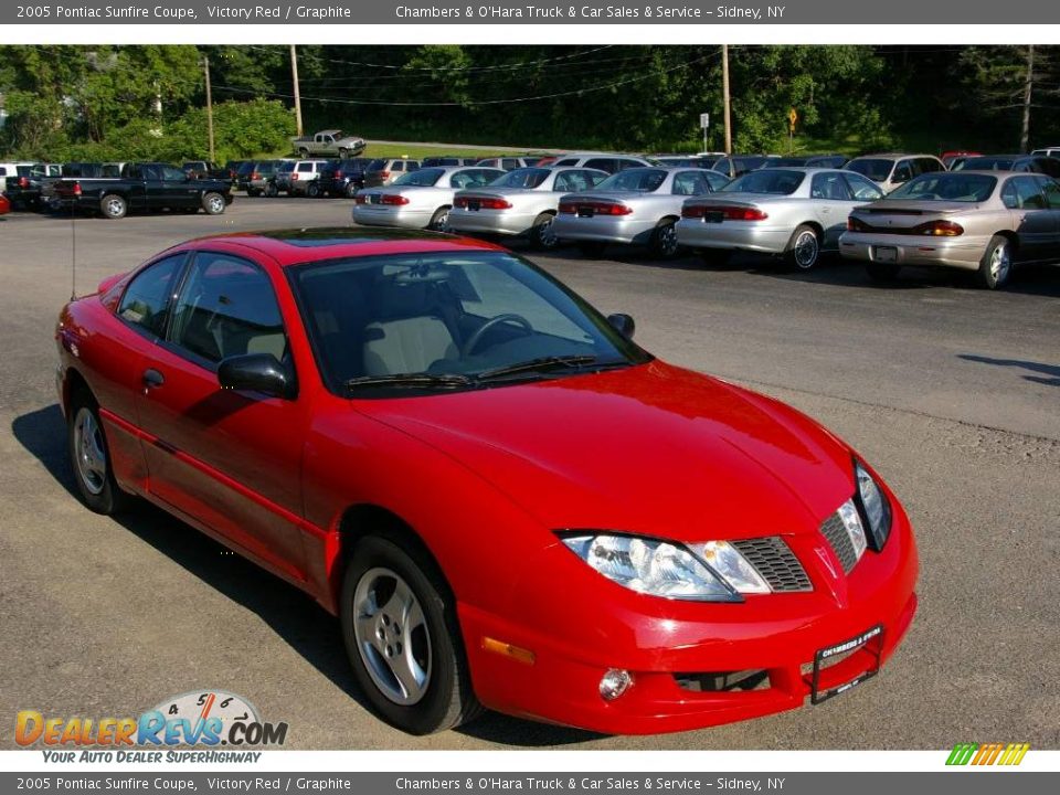 2005 Pontiac Sunfire Coupe Victory Red / Graphite Photo #13
