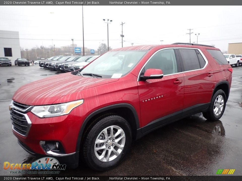 Front 3/4 View of 2020 Chevrolet Traverse LT AWD Photo #1