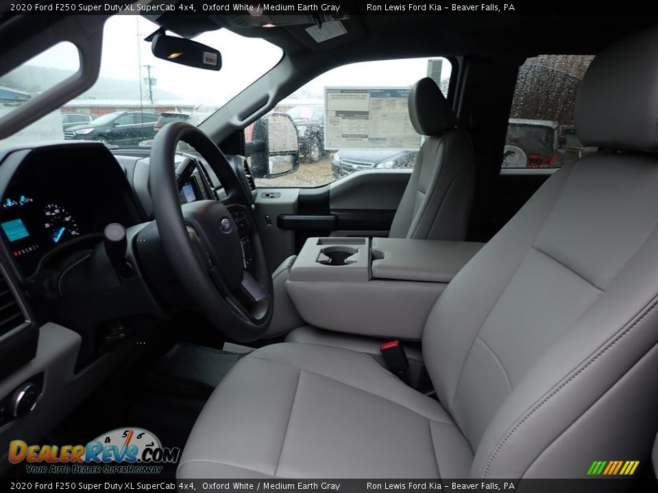 Front Seat of 2020 Ford F250 Super Duty XL SuperCab 4x4 Photo #12