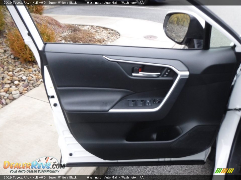 2019 Toyota RAV4 XLE AWD Super White / Black Photo #13