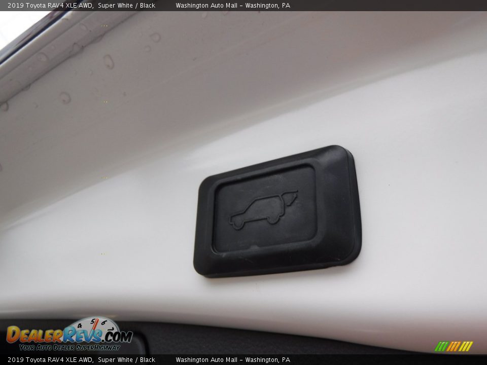 2019 Toyota RAV4 XLE AWD Super White / Black Photo #32