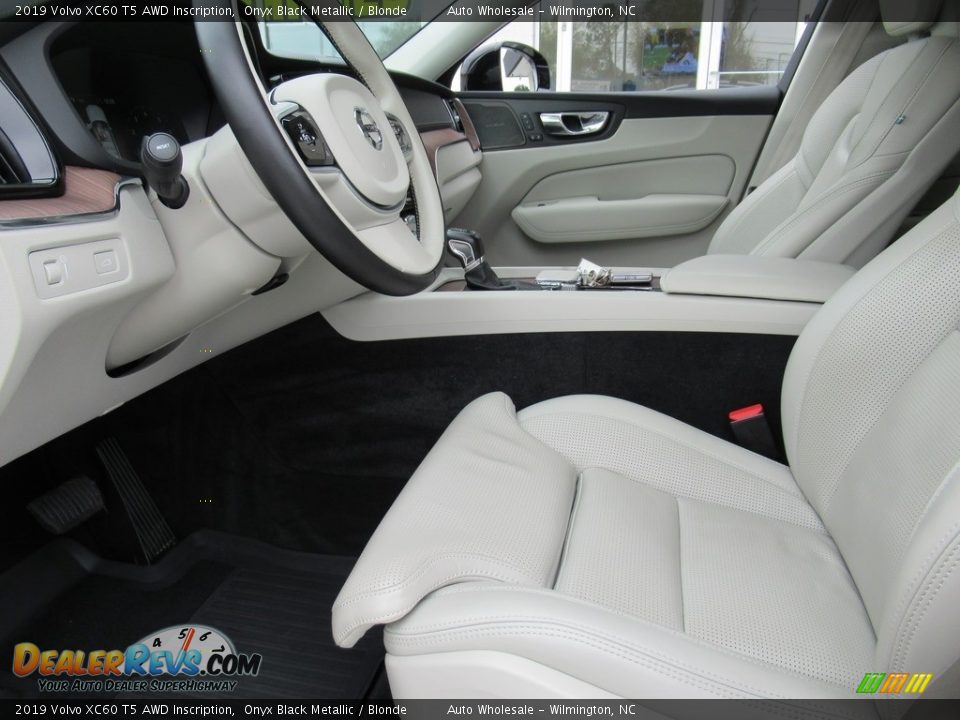 Front Seat of 2019 Volvo XC60 T5 AWD Inscription Photo #9