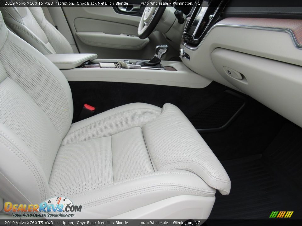 Front Seat of 2019 Volvo XC60 T5 AWD Inscription Photo #11