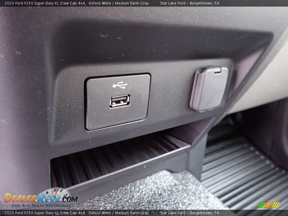 2020 Ford F250 Super Duty XL Crew Cab 4x4 Oxford White / Medium Earth Gray Photo #18