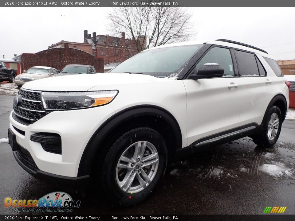 Front 3/4 View of 2020 Ford Explorer XLT 4WD Photo #7