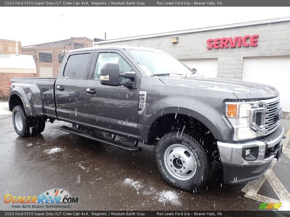 Front 3/4 View of 2020 Ford F350 Super Duty XLT Crew Cab 4x4 Photo #8