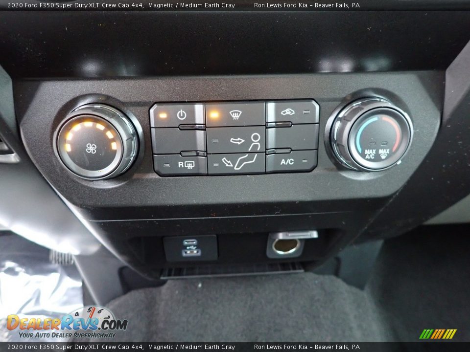 Controls of 2020 Ford F350 Super Duty XLT Crew Cab 4x4 Photo #18