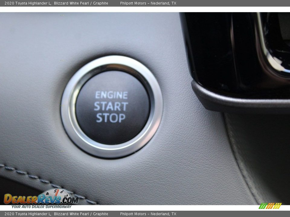 2020 Toyota Highlander L Blizzard White Pearl / Graphite Photo #17