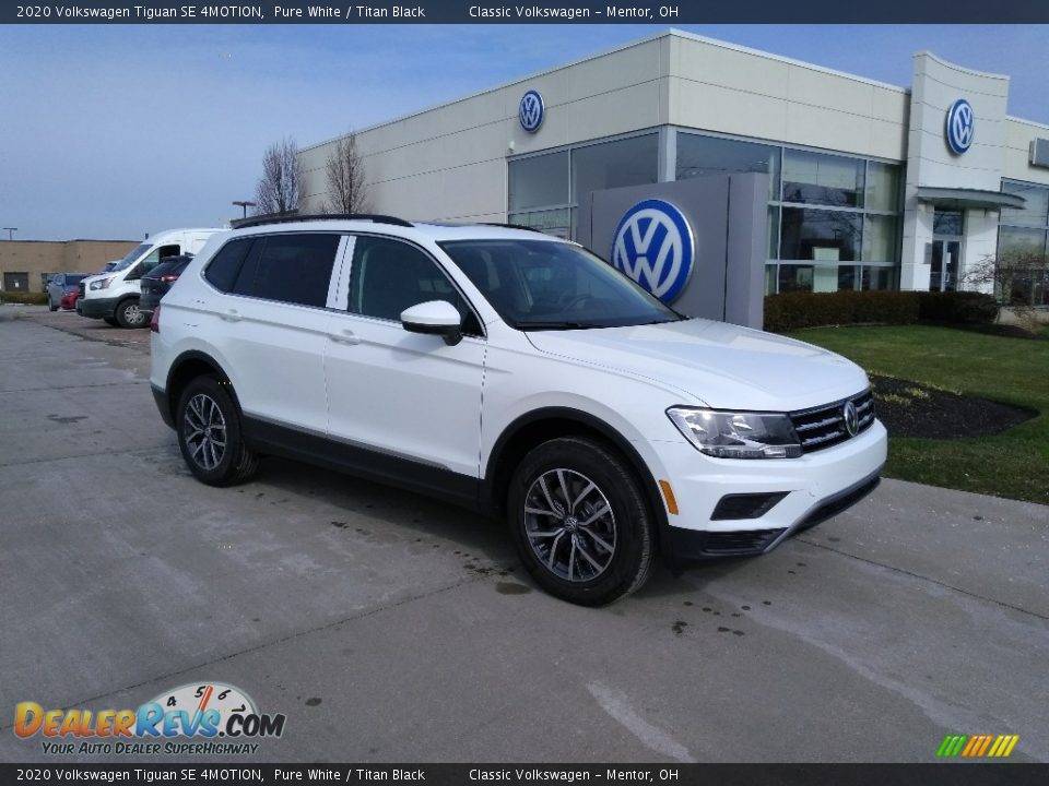 Front 3/4 View of 2020 Volkswagen Tiguan SE 4MOTION Photo #2