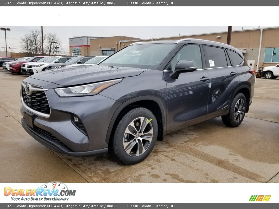 Front 3/4 View of 2020 Toyota Highlander XLE AWD Photo #1