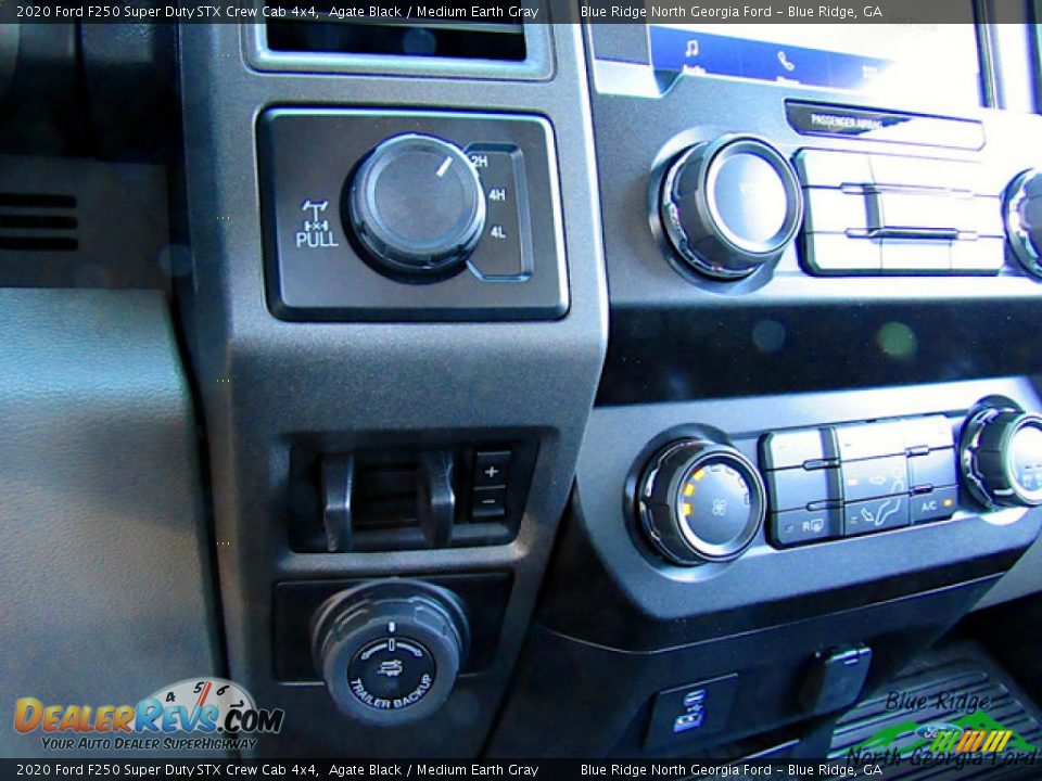 2020 Ford F250 Super Duty STX Crew Cab 4x4 Agate Black / Medium Earth Gray Photo #25