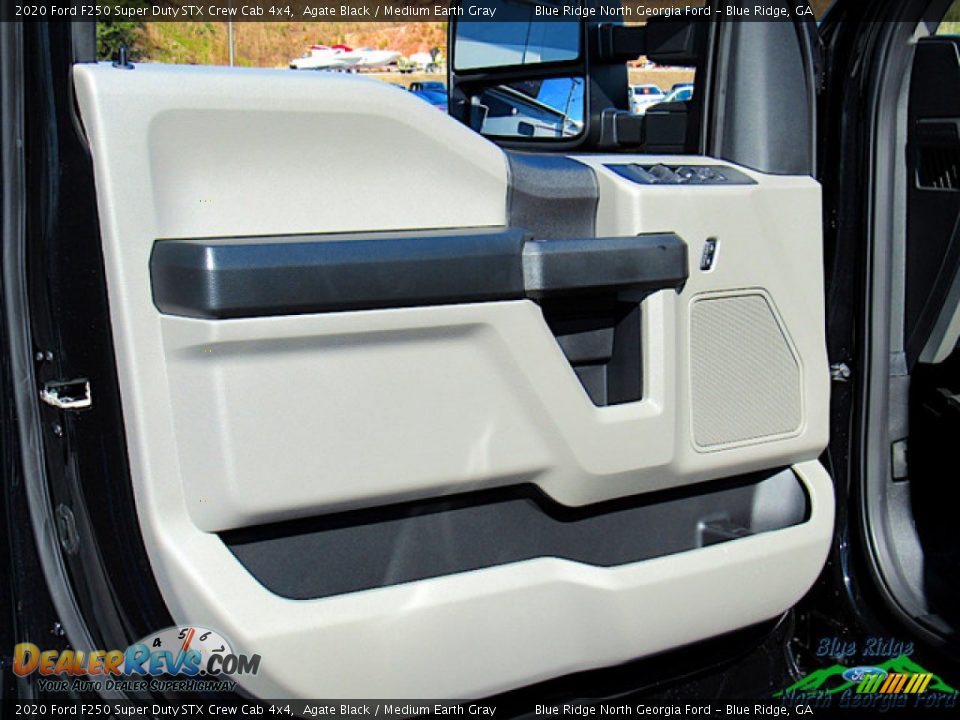 2020 Ford F250 Super Duty STX Crew Cab 4x4 Agate Black / Medium Earth Gray Photo #31