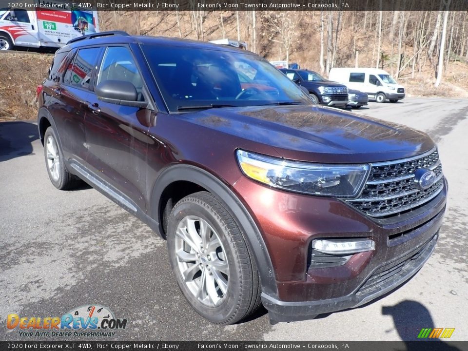 Front 3/4 View of 2020 Ford Explorer XLT 4WD Photo #3