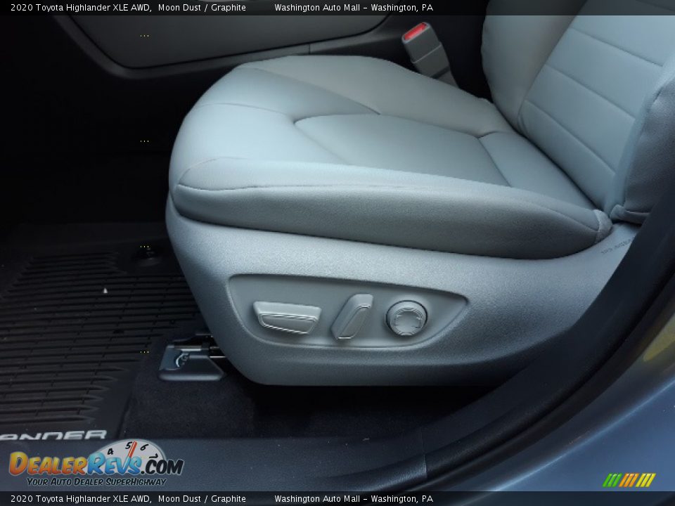 2020 Toyota Highlander XLE AWD Moon Dust / Graphite Photo #25