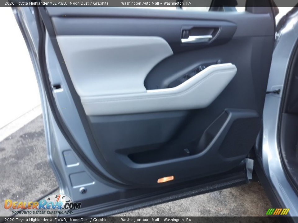 2020 Toyota Highlander XLE AWD Moon Dust / Graphite Photo #26