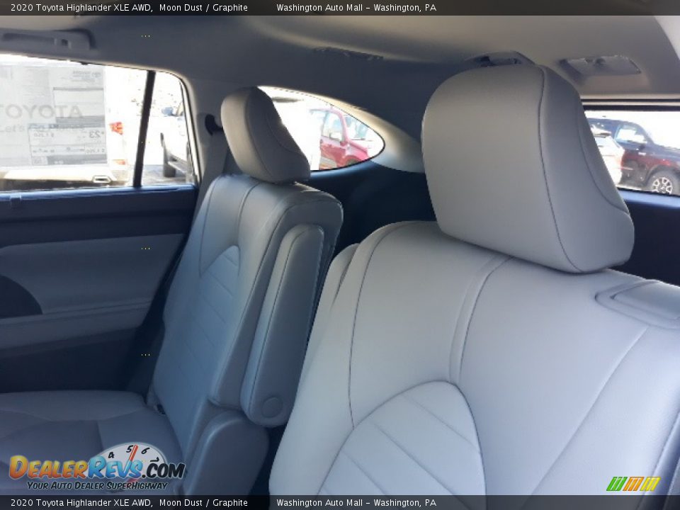 2020 Toyota Highlander XLE AWD Moon Dust / Graphite Photo #30