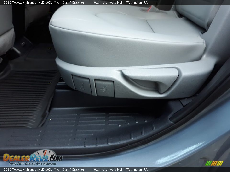 2020 Toyota Highlander XLE AWD Moon Dust / Graphite Photo #31