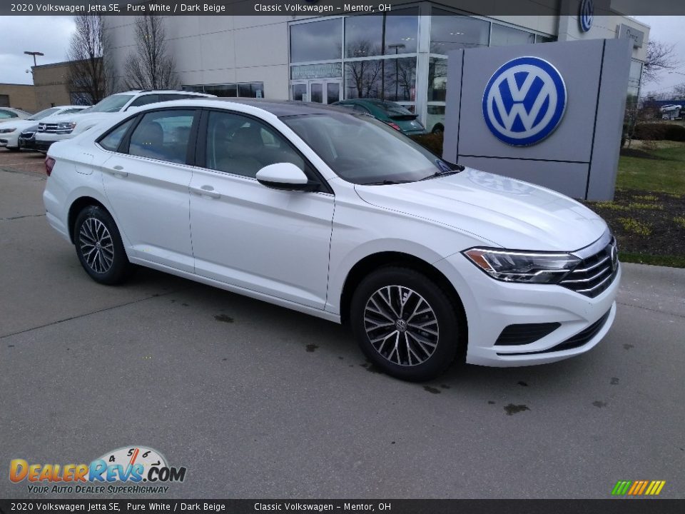 Front 3/4 View of 2020 Volkswagen Jetta SE Photo #2