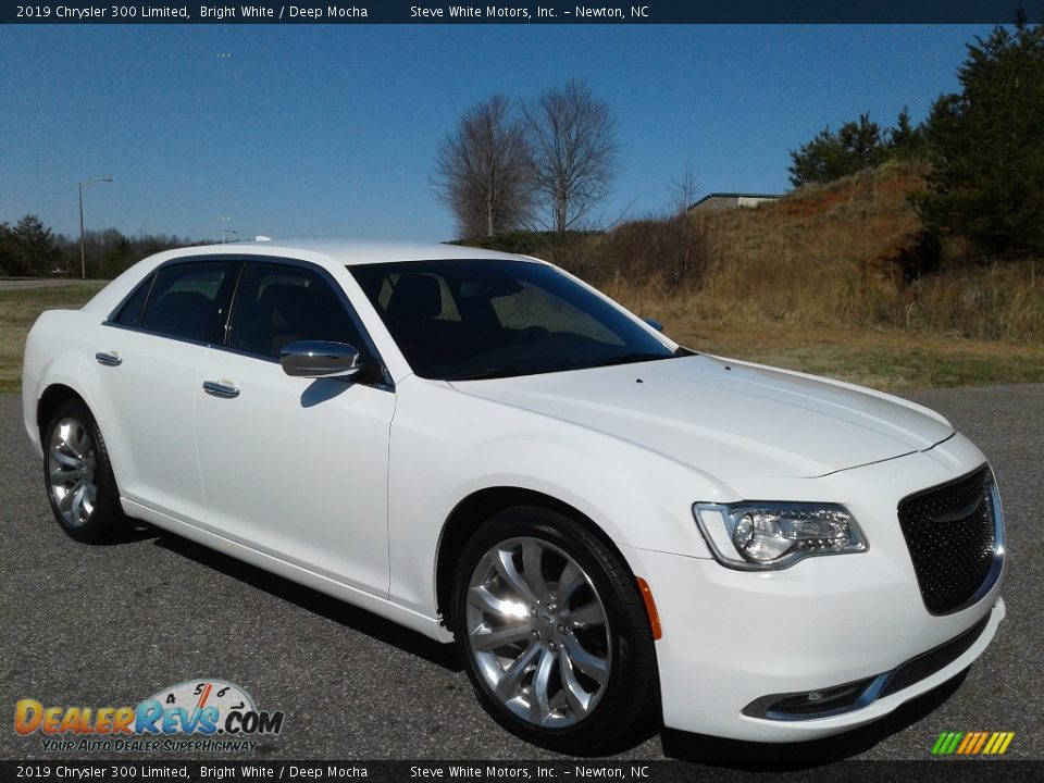 Front 3/4 View of 2019 Chrysler 300 Limited Photo #4